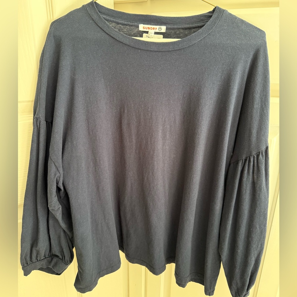 Sundry NWT bubble sleeve tee
Color is Navy